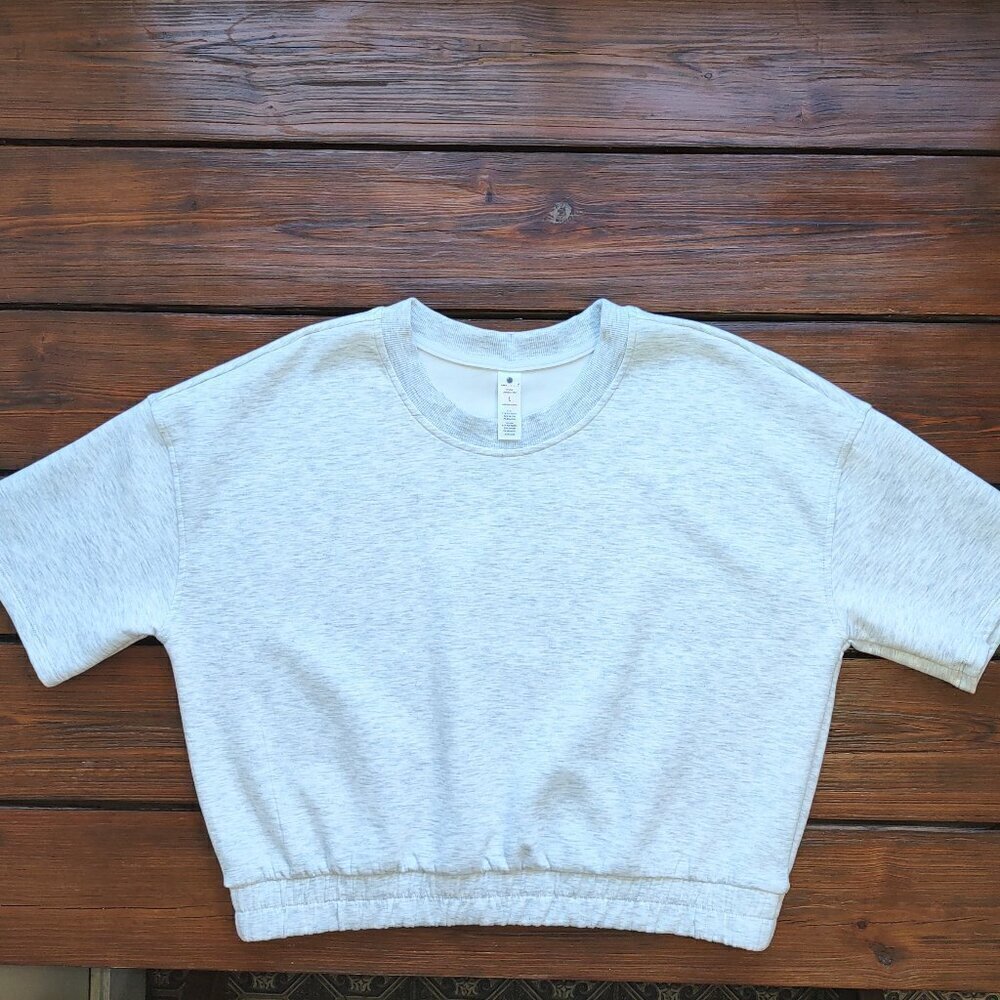 Yogalicious Scuba Knit Crop Sweatshirt Size Large Short Sleeve Heather Gray EUC